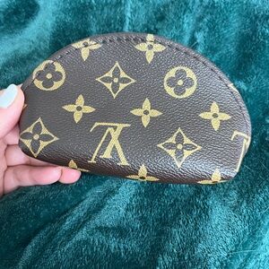 Coin purse. Has zipper